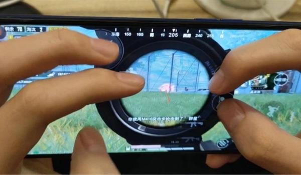 和平精英辅助手柄测评视频